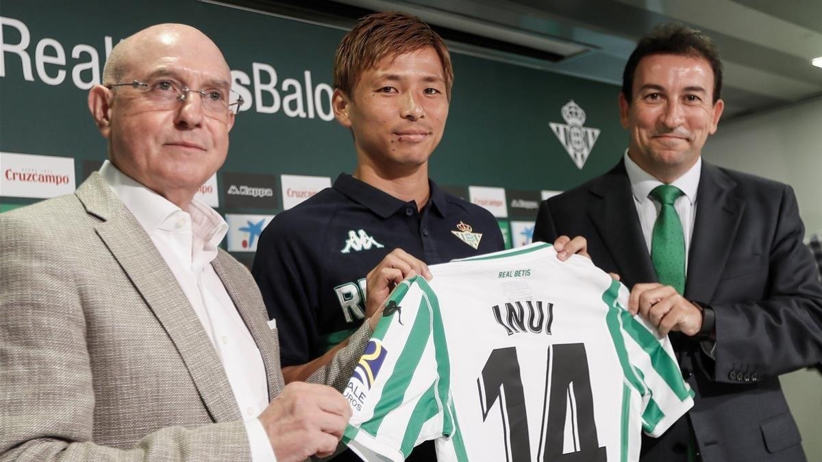 Inui, entre Serra Ferrer y López Catalán. /-JOSÉ MANUEL VIDAL (EFE)