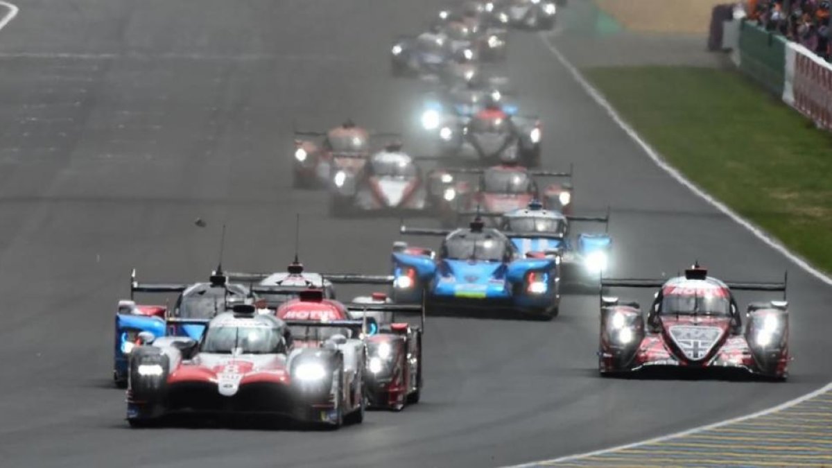 Los Toyota delante en la salida de las 24 Horas de Le Mans.-AFP