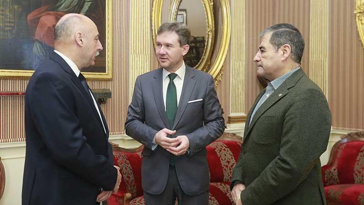 Miembros de la nueva junta directiva de la asociación se reunieron ayer con el alcalde de Burgos.-RAÚL G. OCHOA