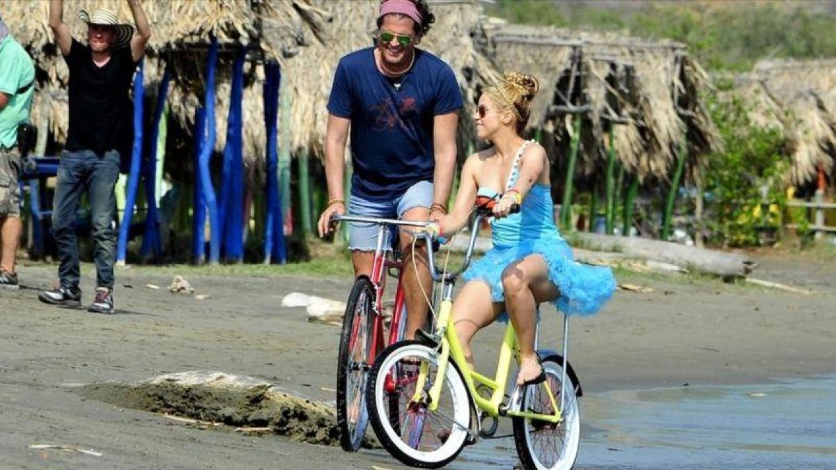 Shakira y Carlos Vives, en el clip de 'La bicibleta'.-