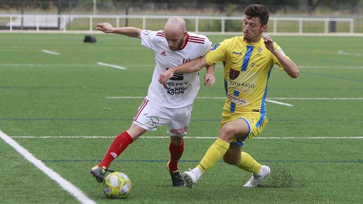 Rubén Cosín trata de deshacerse de un jugador de la Arandina ayer en San Amaro.-RAÚL G. OCHOA