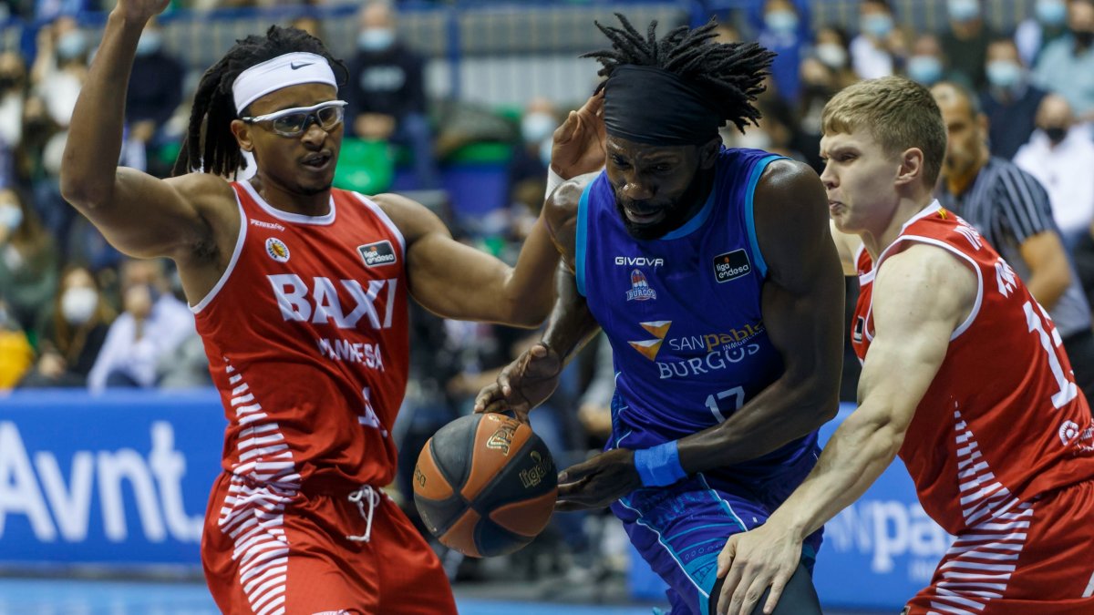 Braimoh pierde el balón ante Moneke yValtonen. SANTI OTERO