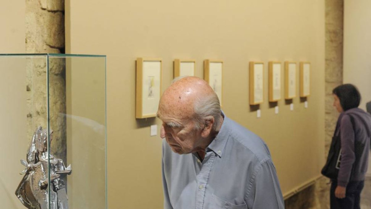 Una de las esculturas que completan la exposición.-ISRAEL L. MURILLO