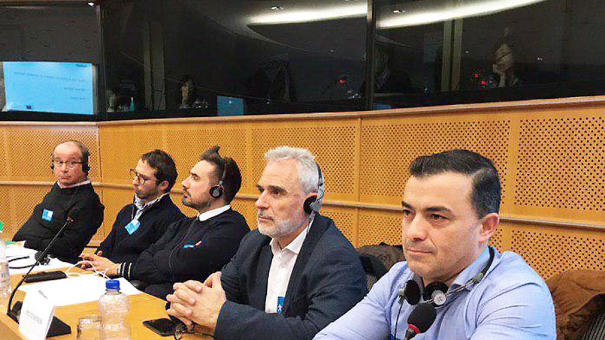 Asensio (dch) y Manjón (junto a él) durante su estancia ayer en Bruselas.-ECB