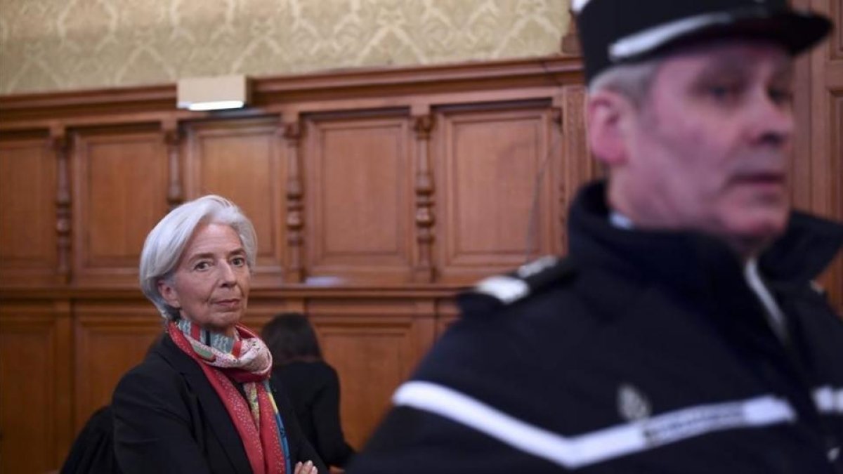 Christine Lagarde ante el tribunal de París que la está juzgando.-AFP / MARTIN BUREAU