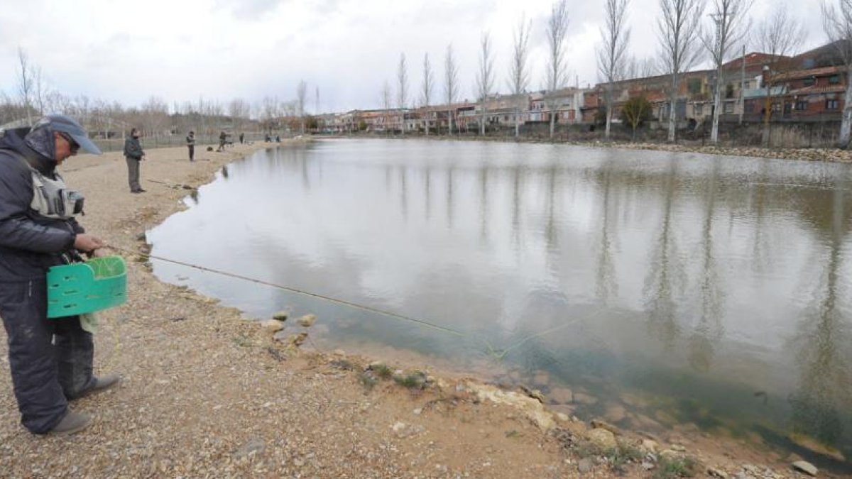 El lago, anexo al Museo del agua ‘Pisórica’ es el escenario de la I Feria de Pesca, una de las novedades de la 57 edición del evento melgarense.-I. L. M.