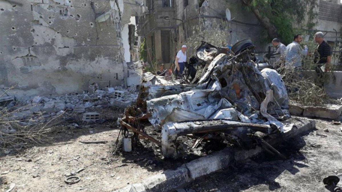 Estado en que ha quedado uno de los coches que ha explotado en Damasco, Siria.-SANA