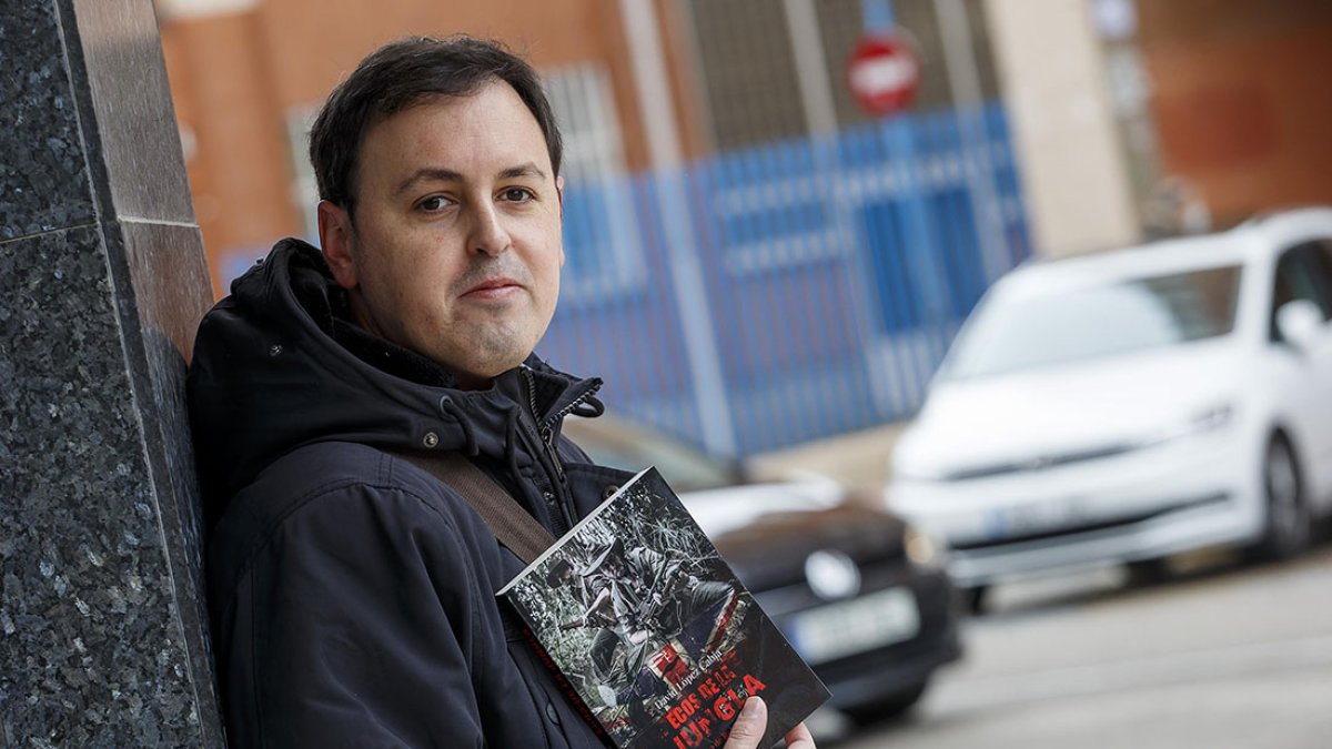 El autor burgalés David López Cabia, con un ejemplar de su última novela. SANTI OTERO
