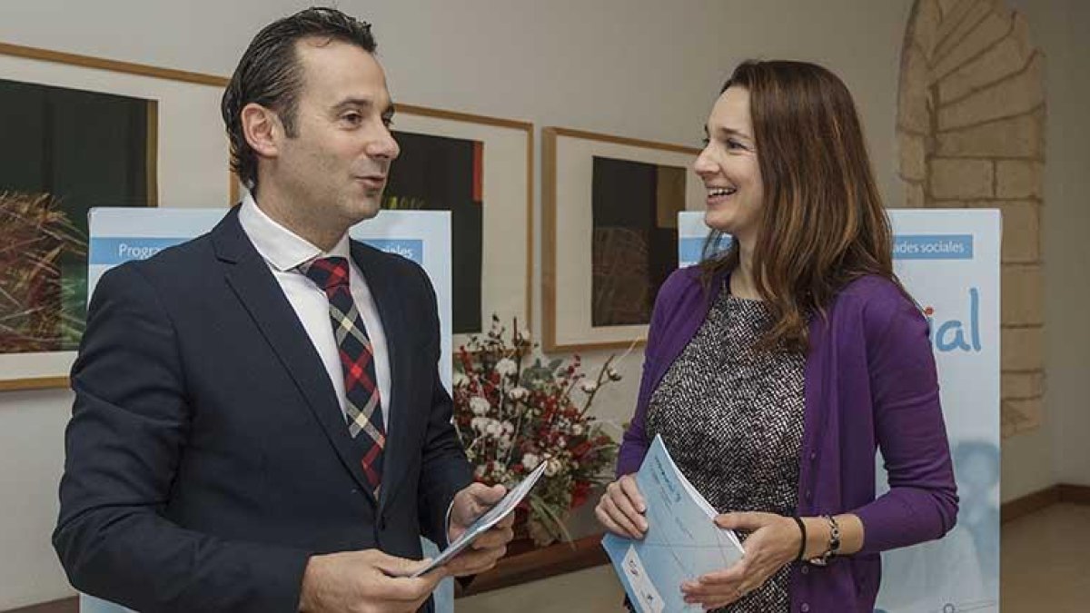 Carmen Hernando junto al director de Instituciones de CaixaBank en Castilla y León y Asturias, Alberto Navarro.-SANTI OTERO