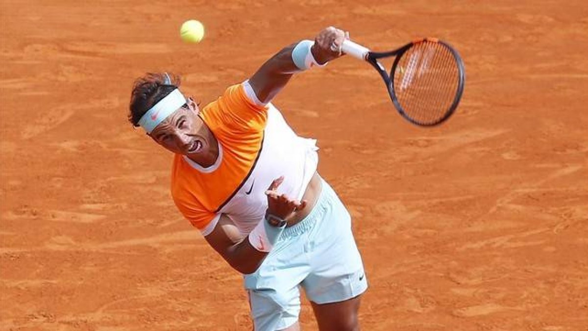 Nadal remata una bola en el partido de cuartos de final de Montecarlo ante Ferrer.-Foto: AFP / VALERY HACHE