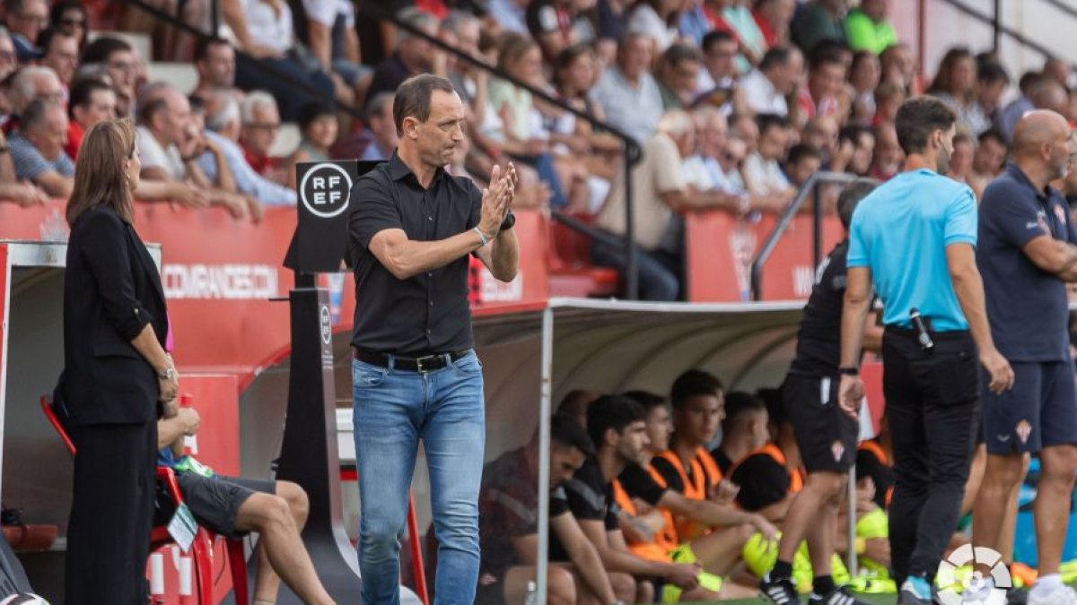 Etxeberria aplaude a sus pupilos en Anduva