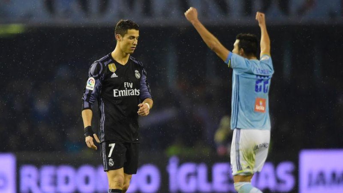 Un cabizbajo Cristiano Ronaldo se retira del campo tras caer eliminado el Real Madrid ante el Celta de Vigo en los cuartos de final de la Copa del Rey.-MIGUEL RIOPA / AFP