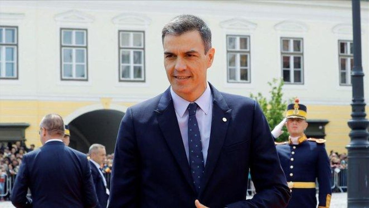Pedro Sánchez, a su llegada a Sibiu (Rumanía) para una cumbre informal de la UE.-EFE/ ZIPI