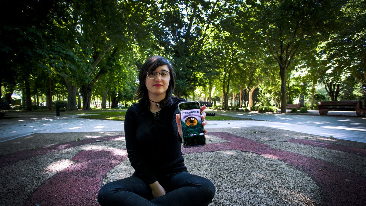 Laura Péz posa con la portada de su novela en El Paseo de la Isla. TOMAS ALONSO