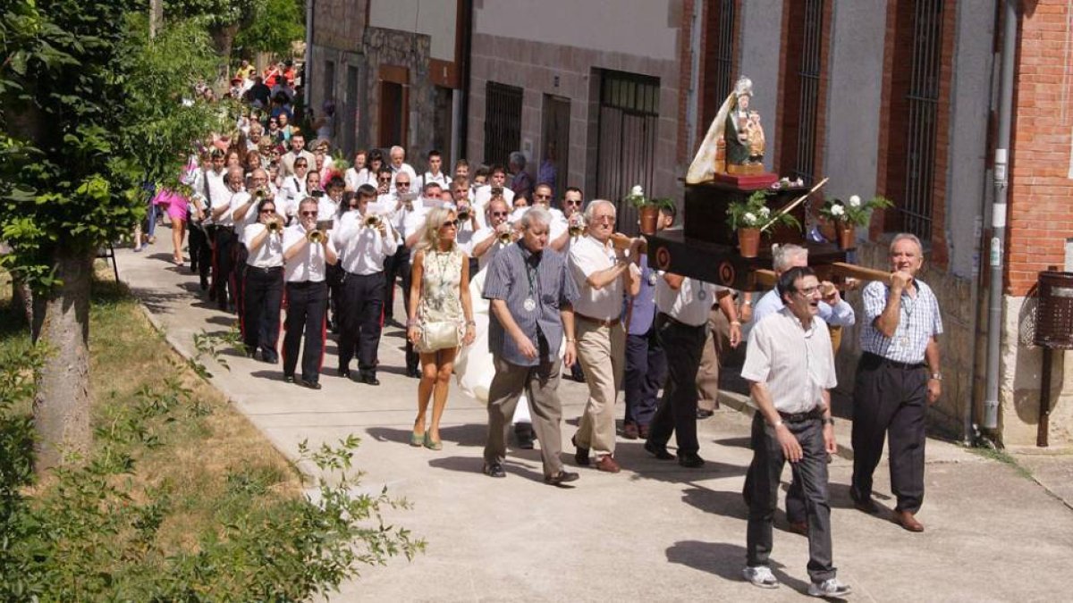 La procesión estuvo amenizada por una banda de música que acompañó a la santa patrona durante todo el recorrido .-G. González