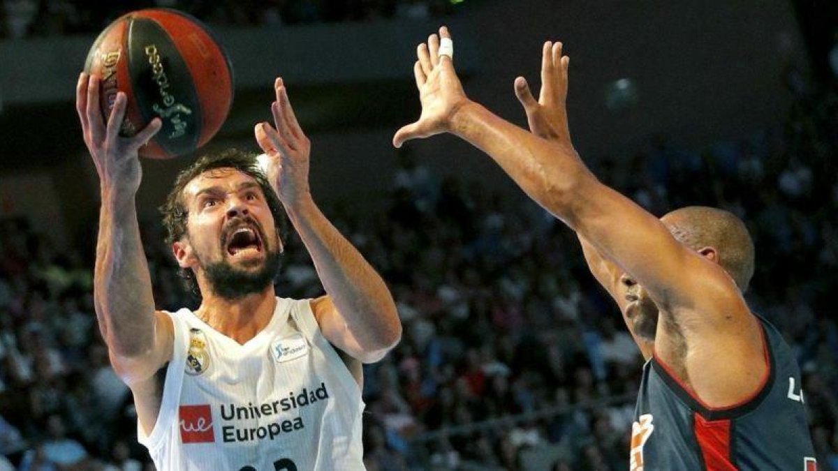 Sergio Llull entra a canasta ante Jayson Granger.-EFE / LAVANDEIRA JR