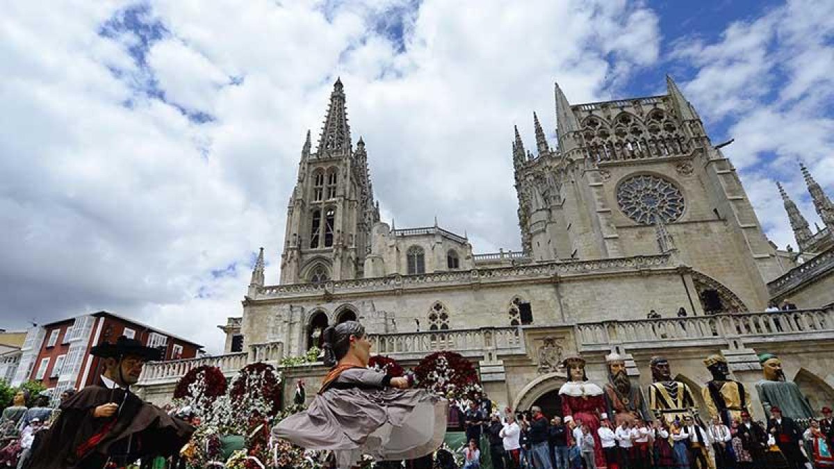 Los Gigantillos participan en la ofrenda floral en una imagen de este San Pedro.