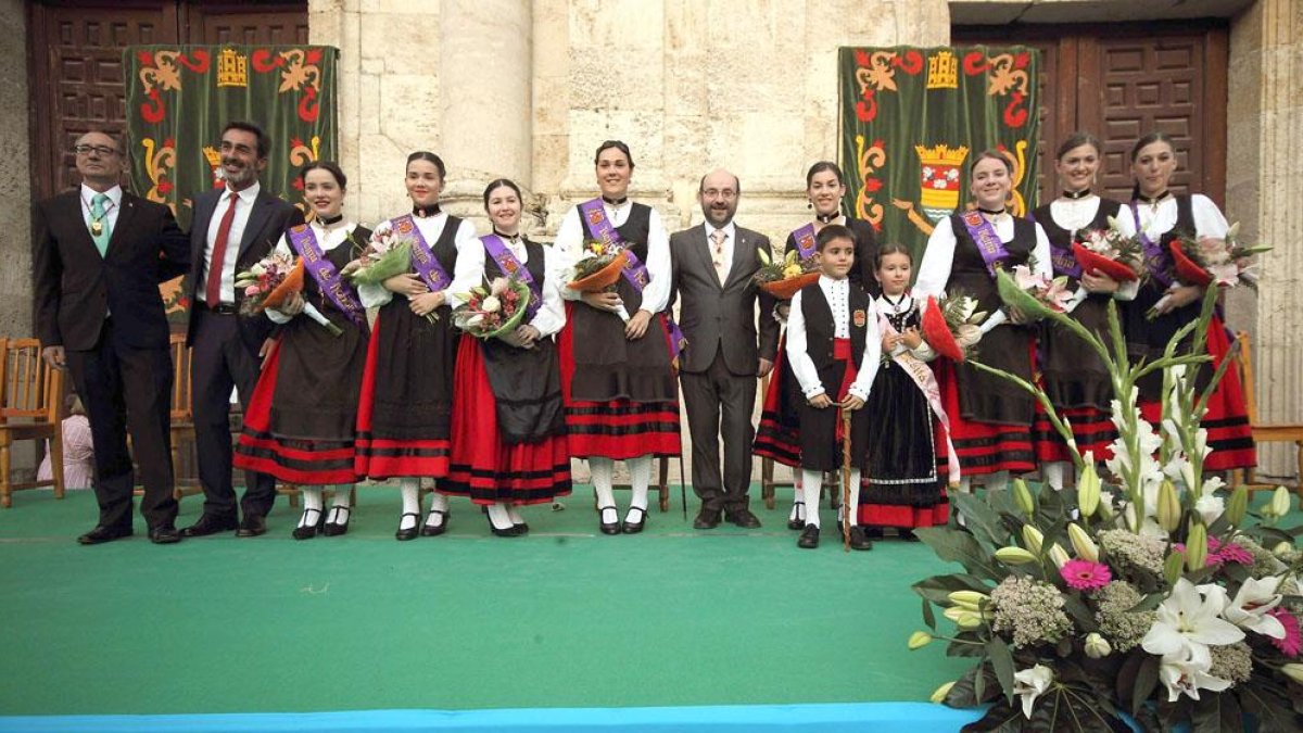 La comitiva real, acompañados por el alcalde, agradeció su elección como representantes de todos los briviescanos-G. G.