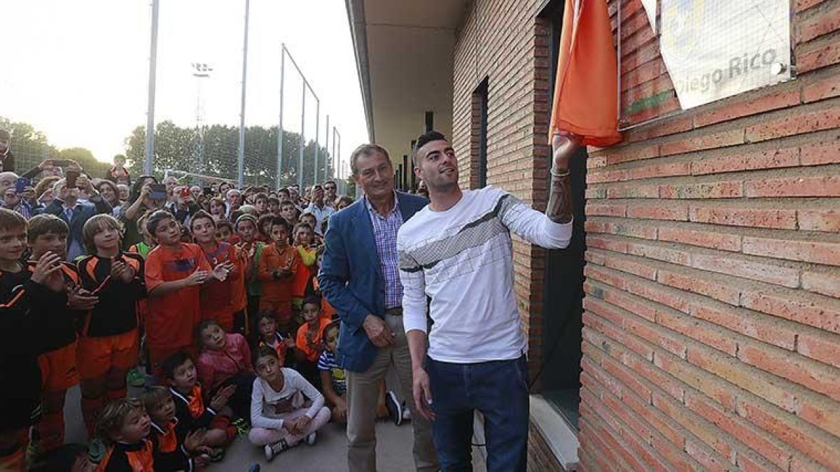 Diego Rico descubre la placa con su nombre en el campo número 2 de Castañares.-