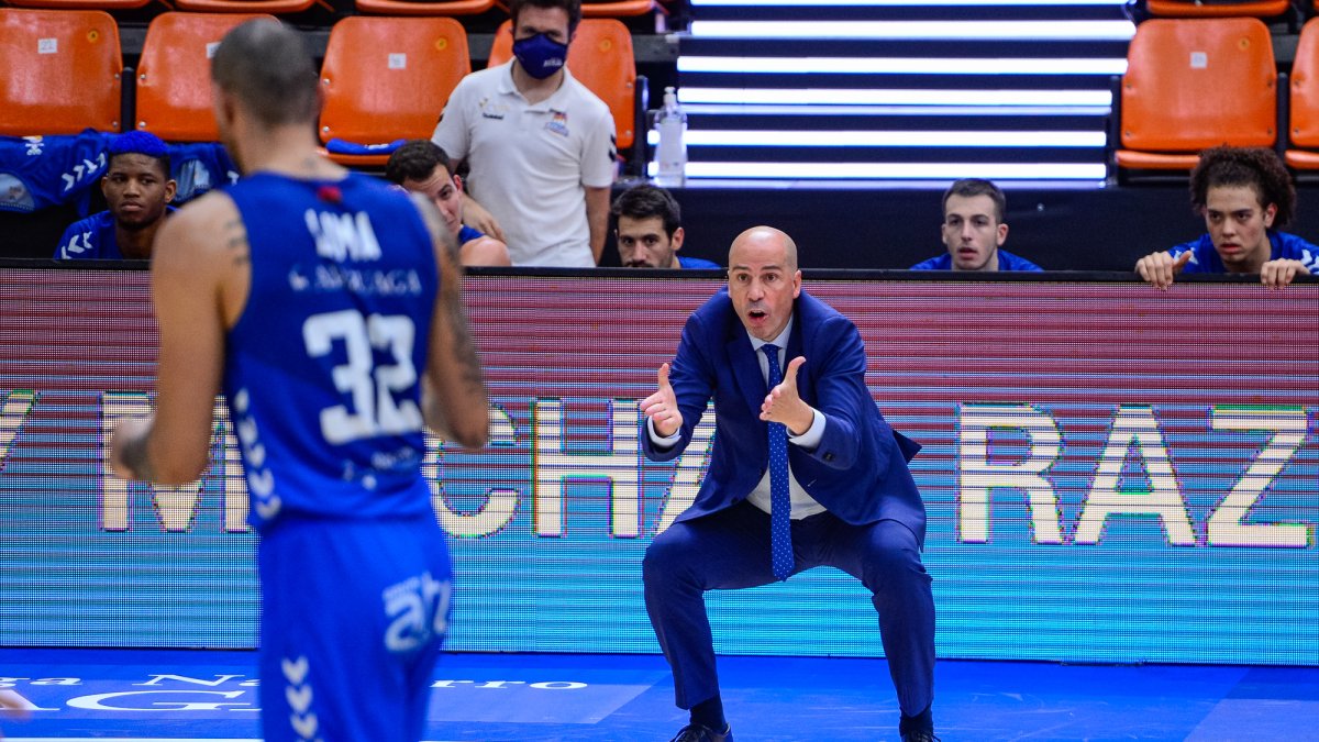 Joan Peñarroya se dirige a Lima en un momento del partido. ACB PHOTO