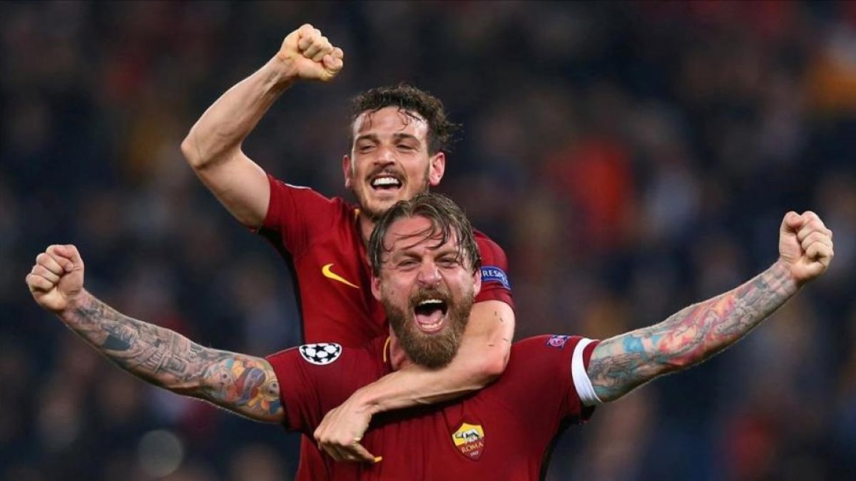 Daniele De Rossi y Alessandro Florenzi celebran el triunfo de la Roma.-/ REUTERS / ALESSANDRO BIANCHI