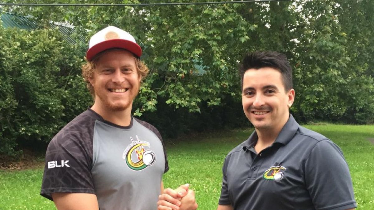 Snyman sella su compromiso con el directivo Jacobo Salvat.-TWITTER / @RUGBYAPAREJOS