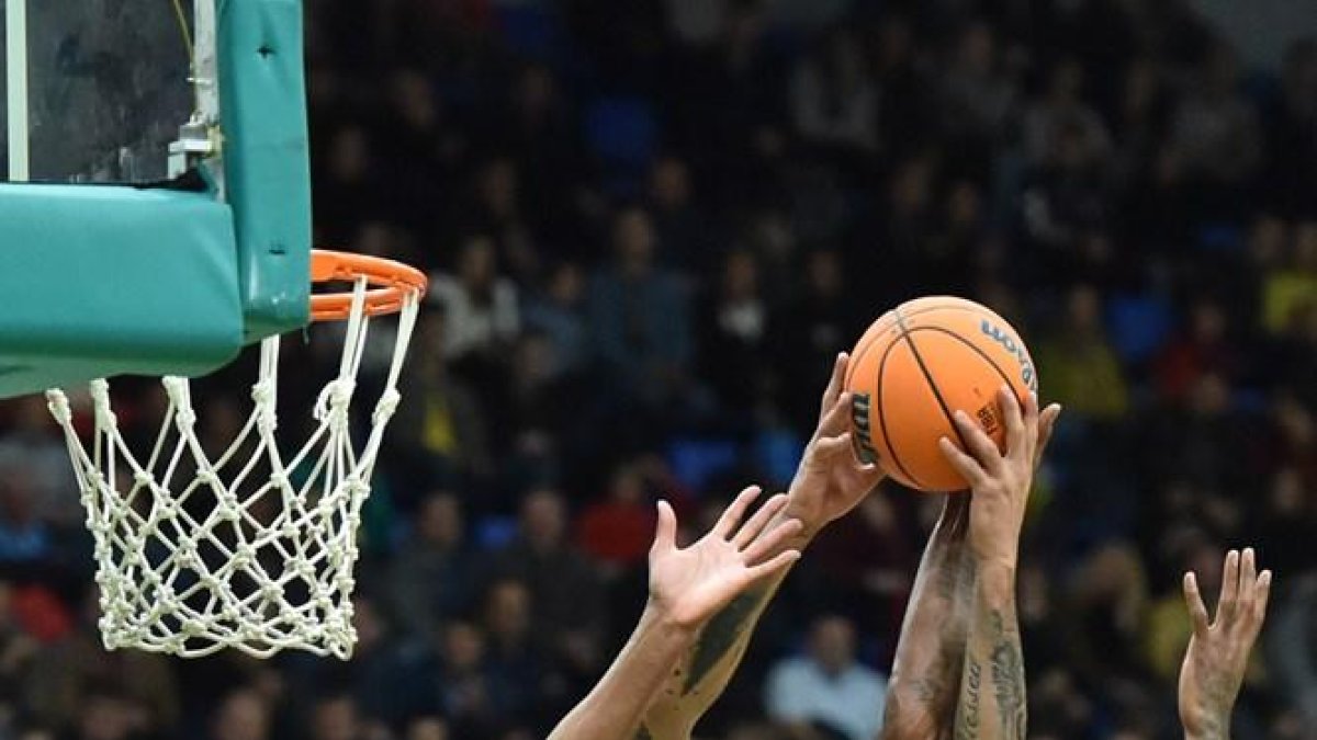 Lima y Clark pelean por un rebote, ayer, en Kiev.-BASKETBALL CHAMPIONS LEAGUE