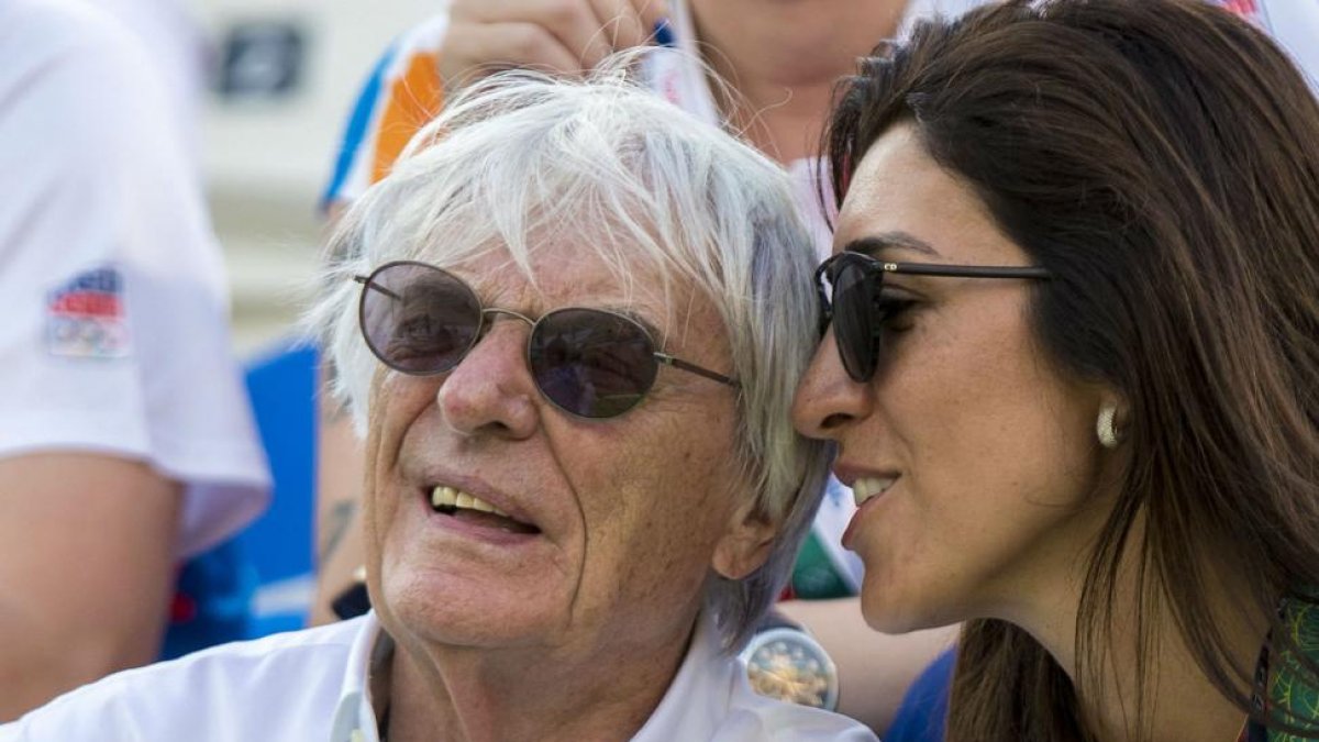 Bernie Ecclestone y su esposa, Bibiana Flosi, en las gradas del Holanda-Venezuela de voley playa femenino de los Juegos Olímpicos de Río, este sábado.-EFE / SRDJAN SUKI