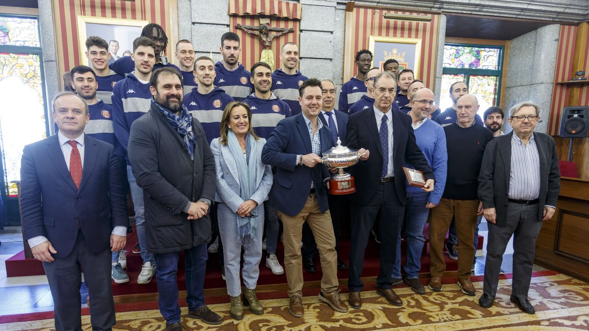 El alcalde de Burgos, Daniel de la Rosa, sostiene la Copa LEB Plata obtenida por el UBU Tizona. SANTI OTERO