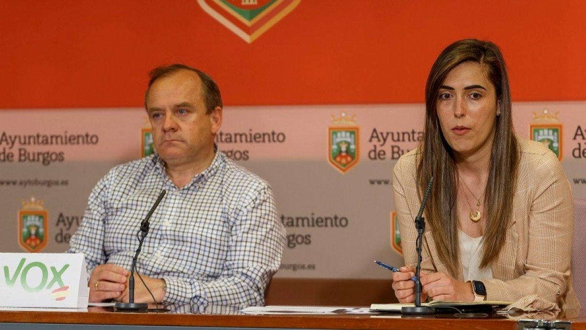 Fernando Martínez-Acitores (Vox) y Andrea Ballesteros (PP) presentan una proposición conjunta sobre seguridad ciudadana. SANTI OTERO
