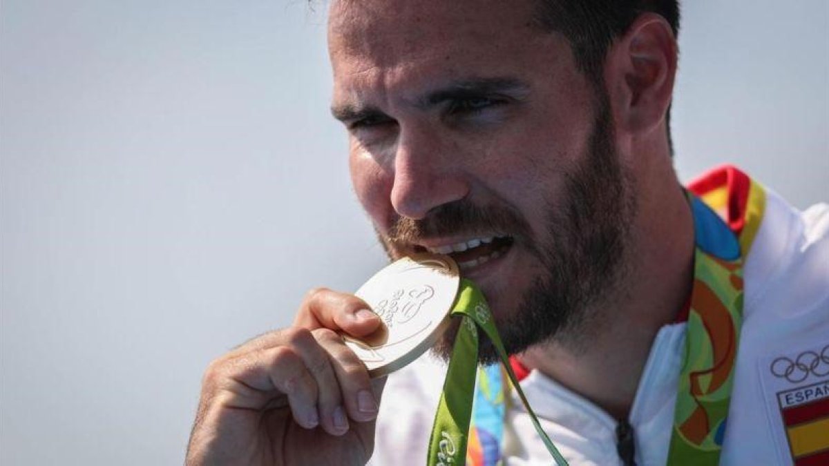Saúl Craviotto, comprobando los quilates de la medalla.-EFE / FERNANDO BIZERRA JR