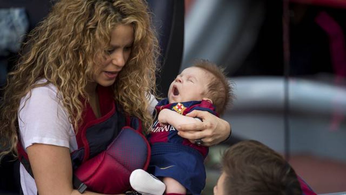 Shakira, Sasha y Piqué, en el Camp Nou.-Foto: JORDI COTRINA