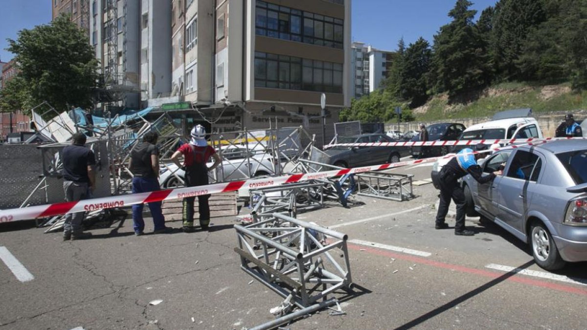 Imagen de la estructura desplomada sobre la avenida del Cid.-RAÚL G. OCHOA