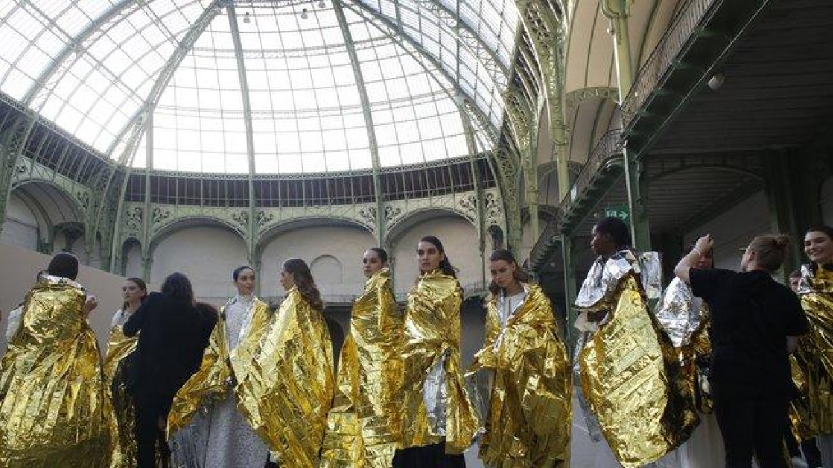 Las modelos del desfile de alta costura de Chanel, con mantas térmicas, antes del desfile.-AP / THIBAULT CAMUS