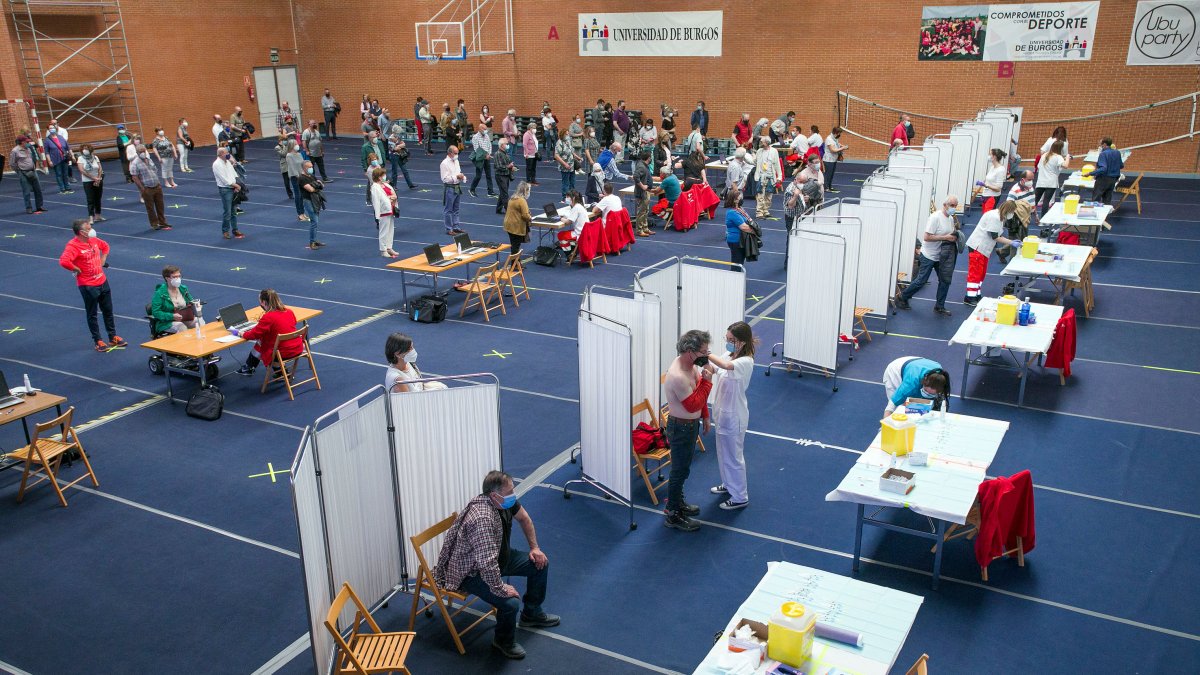 Imagen de vacunaciones en el polideportivo universitario. TOMÁS ALONSO.