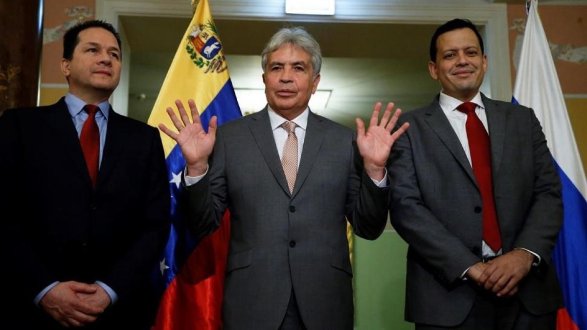 Zerpa (derecha), el ministro de Agricultura venezolano, Wilmar Castro Soteldo (centro) y el embajador en Rusia, Carlos Faría, el 15 de noviembre en Moscú.-EFE / MAXIM SHIPENKOV