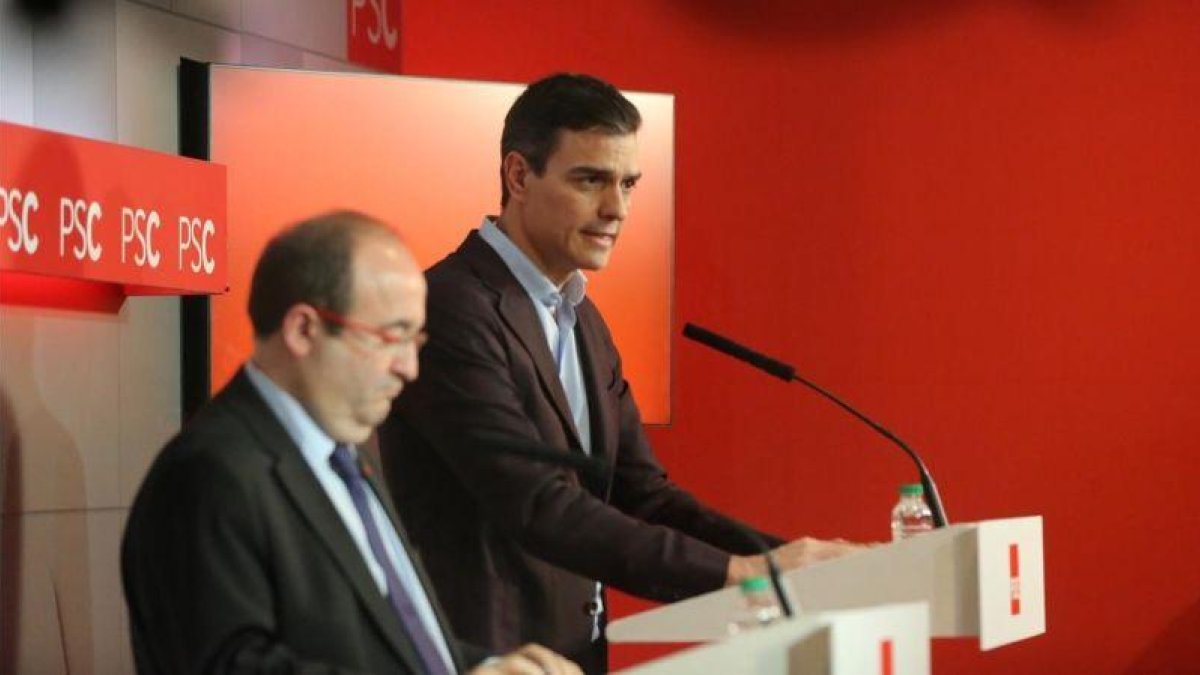 Miquel Iceta y Pedro Sánchez, durante su comparecencia para valorar los resultados del 21-D.-DANNY CAMINAL