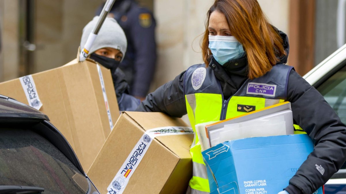La Policía Nacional registra el domicilio del jubilado detenido en relación con las cartas bomba recibidas en Moncloa dirigidas al presidente del Gobierno