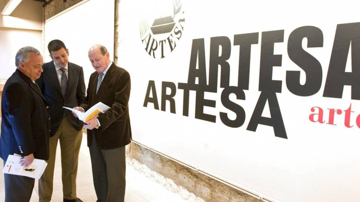 Antonio Bouza (d.) con Santonja (i.) y el edil Diego Fernández Malvido, en la inauguración de la exposición sobre ‘Artesa’ en el Arco de Santa María en febrero de 2010.-R. Ordóñez (ICAL)