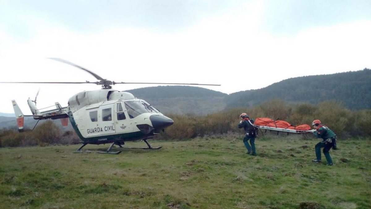 El cuerpo sin vida fue descubierto desde el aire por los agentes del helicótero de la Guardia Civil.-J. RASINES MURGA