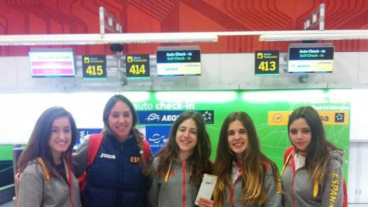 Cristina Ruiz, Marta García y Silvia Pérez junto a sus compañeras de selección junior-ECB