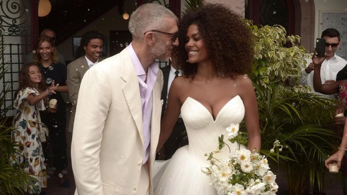El actor Vicent Cassel y su novia, Tina Kunakey, en su boda en Bidart, al sur de Francia.-IROZ GAIZKA