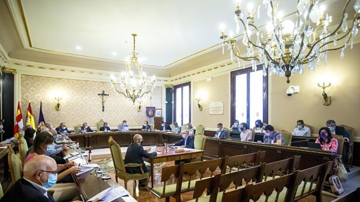 El salón de pleno de la institución provincial durante la sesión plenaria celebrada en la mañana de ayer. SANTI OTERO