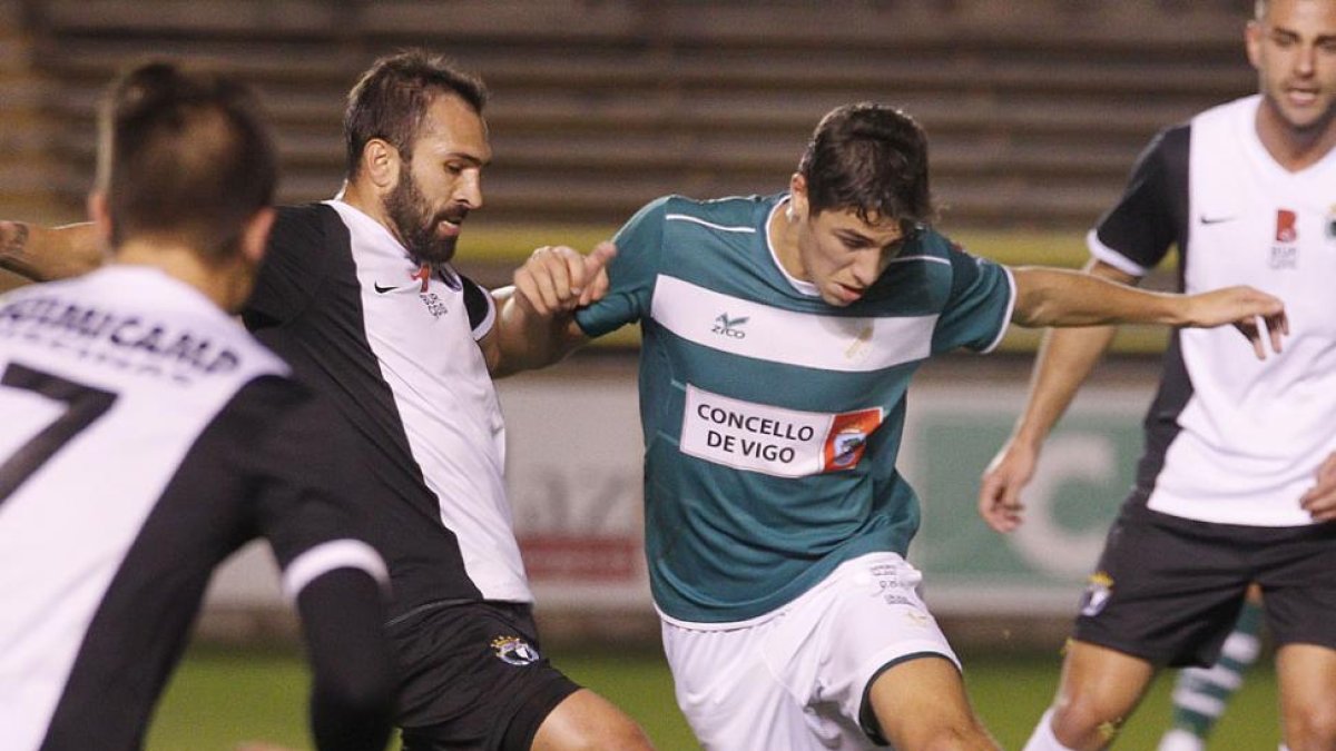 Rodri, que ayer fue titular, trata de robar un balón a un adversario durante el partido de ayer.-SANTI OTERO