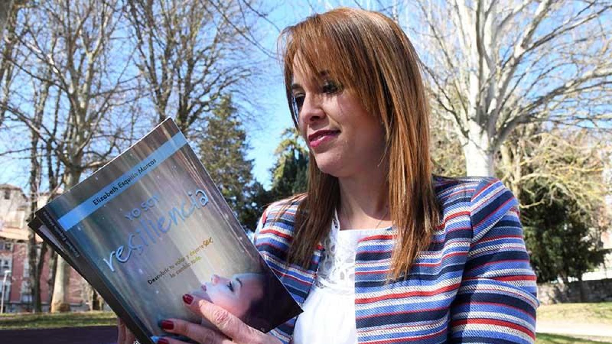 Elizabeth Esquitín, residente en Burgos desde hace 14 años, posa con su publicación.-ICAL