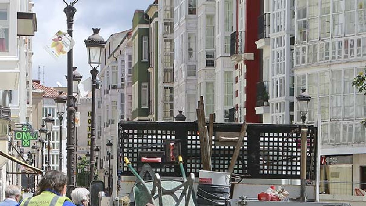 Una cuadrilla de peones realiza arreglos en la calle Laín Calvo. RAÚL G. OCHOA