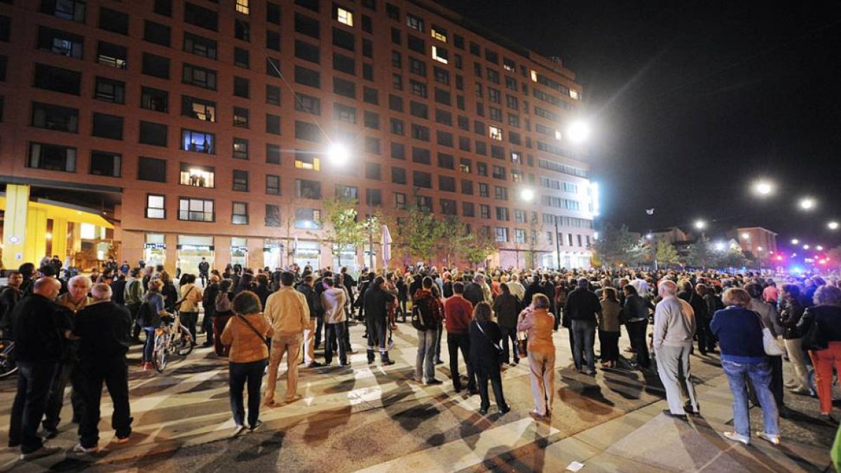 Los opositores a las reformas del coso concentrados frente al edificio en el que vive el alcalde.-ISRAEL L. MURILLO