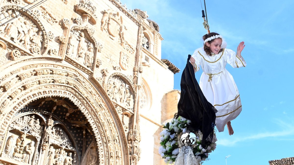 Ana Maté del Pozo, la pequeña que el pasado mes de abril tuvo la oportunidad de anunciar a la Virgen de la Misericordia el regreso de su hijo Jesús, volvió hoy a colocarse sus alas. ICAL