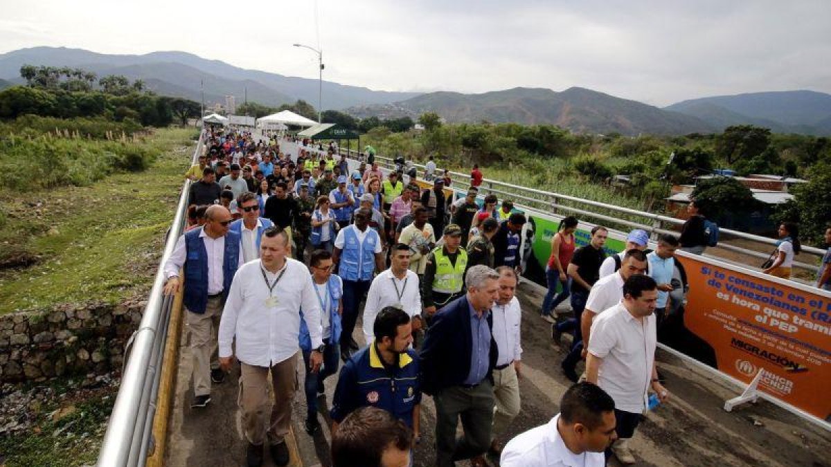 El alto comisionado de Naciones Unidas para los Refugiados Acnur Filippo Grandi recorre el puente internacional Simon Bolivar paso fronterizo entre Venezuela y Colombia.-EFE