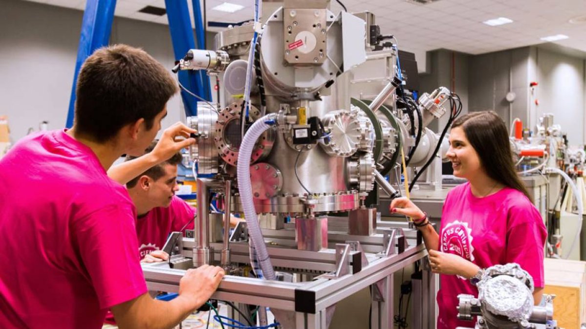 Los alumnos tienen la posibilidad de comprobar cómo será su futuro laboral al trabajar en laboratorios con material de última tecnología a su servicio.-ECB